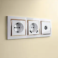 Рамка на 3 поста белыйзолото WERKEL WL03-Frame-03-white-GD